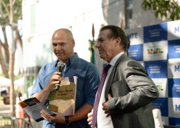 MTE homenageia trabalhadores e destaca a importância do trabalho coletivo e inclusivo — Ministério do Trabalho e Emprego