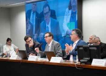 Ministro Luiz Marinho defende a redução de jornada e o fim da escala 6×1 em Audiência Pública na Câmara — Ministério do Trabalho e Emprego