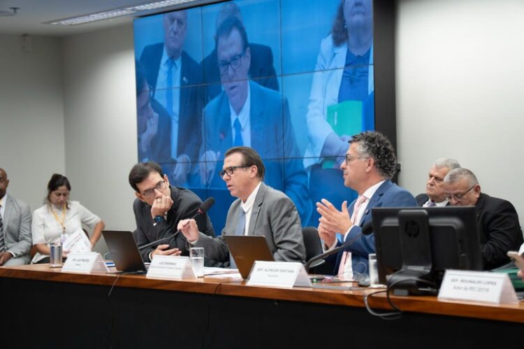 Ministro Luiz Marinho defende a redução de jornada e o fim da escala 6×1 em Audiência Pública na Câmara — Ministério do Trabalho e Emprego