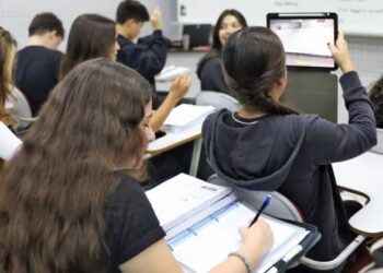 CNE abre consulta pública sobre uso de IA na escola e formação de professores