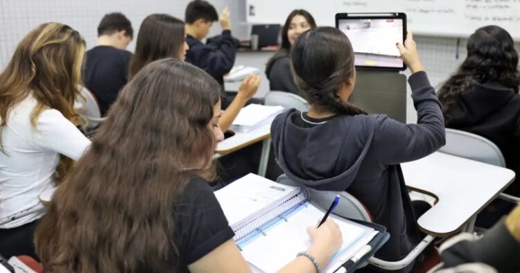 CNE abre consulta pública sobre uso de IA na escola e formação de professores