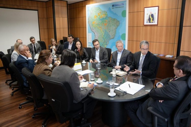 Ministro Luiz Marinho recebe representantes das empresas aéreas — Ministério do Trabalho e Emprego